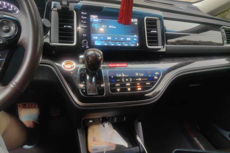 Used Honda Elysion 2019 2.0L Hybrid Luxury Edition Audio And AC Panel