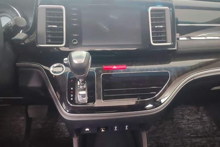 Used Honda Elysion 2019 2.0L Hybrid Luxury Edition Audio And AC Panel