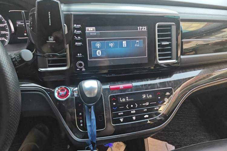 Used Honda Elysion 2019 2.0L Hybrid Luxury Edition Audio And AC Panel