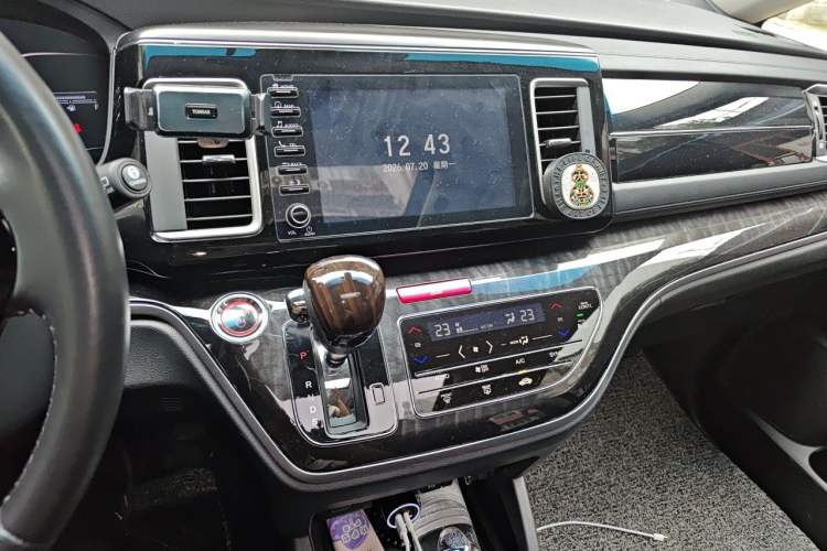 Used Honda Elysion 2019 2.0L Hybrid Supreme Edition Audio And AC Panel