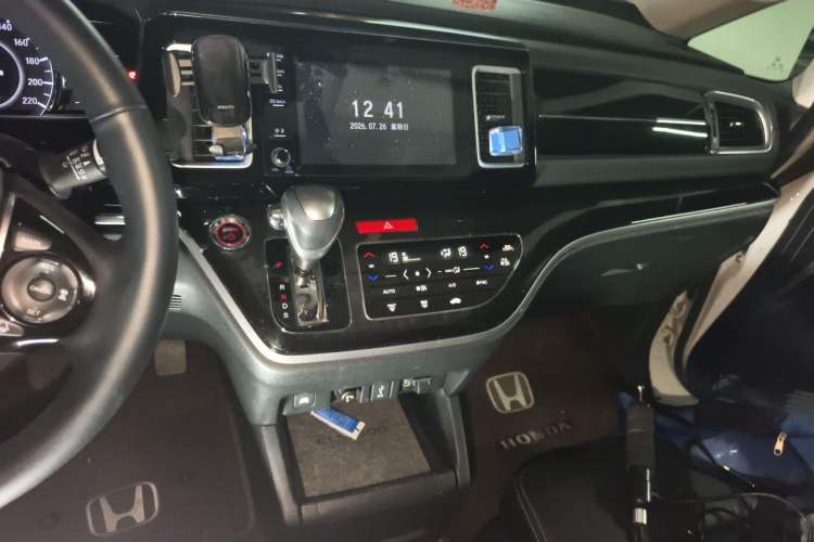 Used Honda Elysion 2019 2.0L Hybrid Luxury Edition Audio And AC Panel