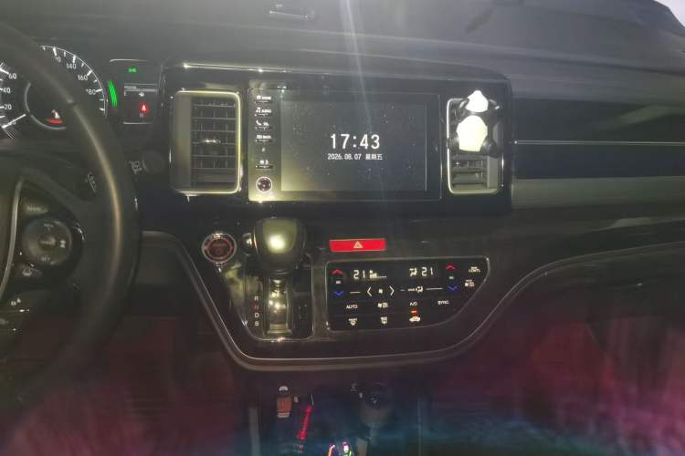 Used Honda Elysion 2019 2.0L Hybrid Luxury Edition Audio And AC Panel