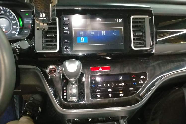 Used Honda Elysion 2019 2.0L Hybrid Luxury Edition Audio And AC Panel