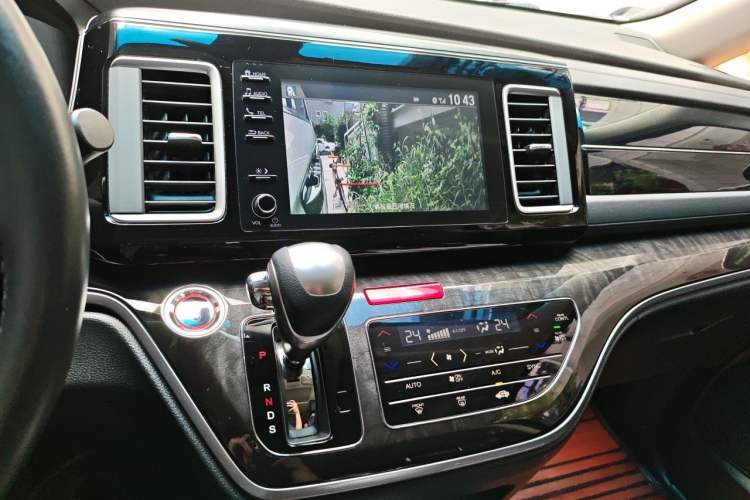 Used Honda Elysion 2019 2.0L Hybrid Luxury Edition Audio And AC Panel