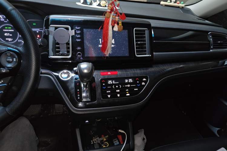 Used Honda Elysion 2019 2.0L Hybrid Luxury Edition Audio And AC Panel