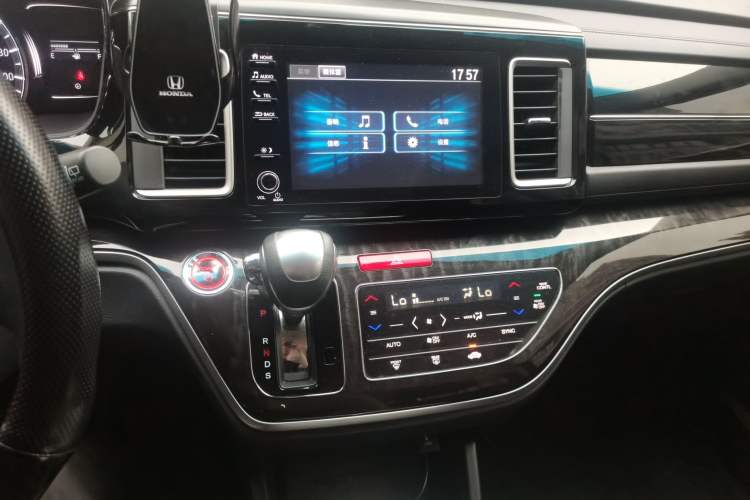 Used Honda Elysion 2019 2.0L Hybrid Luxury Edition Audio And AC Panel