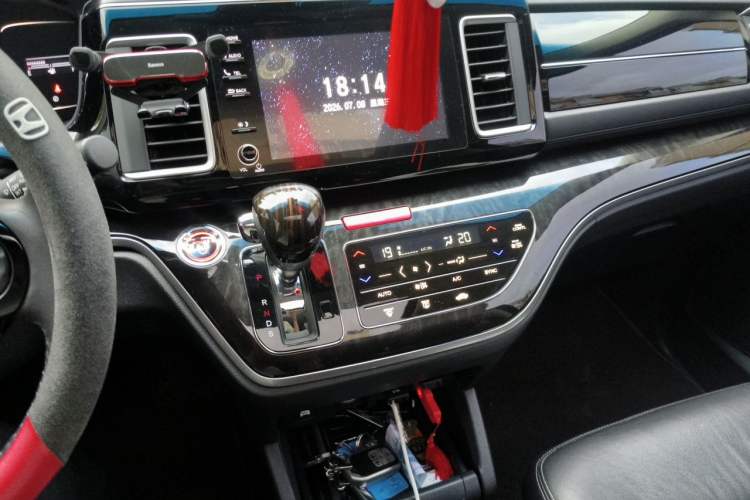 Used Honda Elysion 2019 2.0L Hybrid Luxury Edition Audio And AC Panel