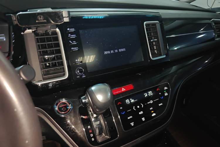 Used Honda Elysion 2019 2.0L Hybrid Luxury Edition Audio And AC Panel