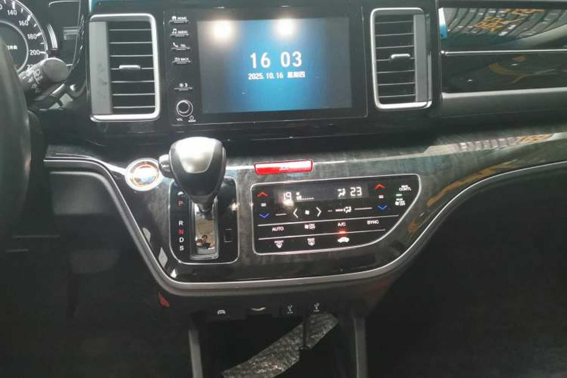 Used Honda Elysion 2019 2.0L Hybrid Luxury Edition Audio And AC Panel