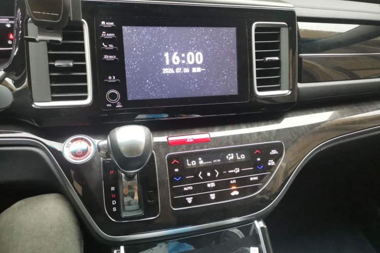 Used Honda Elysion 2019 2.0L Hybrid Luxury Edition Audio And AC Panel