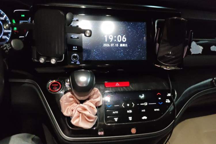 Used Honda Elysion 2019 2.0L Hybrid Luxury Edition Audio And AC Panel