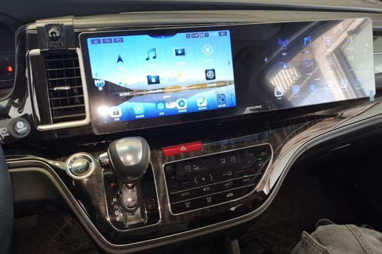 Used Honda Elysion 2019 2.0L Hybrid Luxury Edition Audio And AC Panel