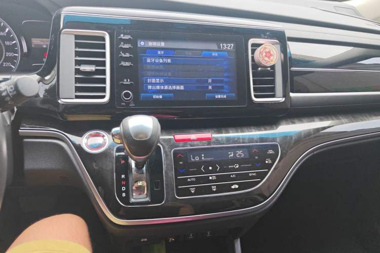 Used Honda Elysion 2019 2.0L Hybrid Luxury Edition Audio And AC Panel