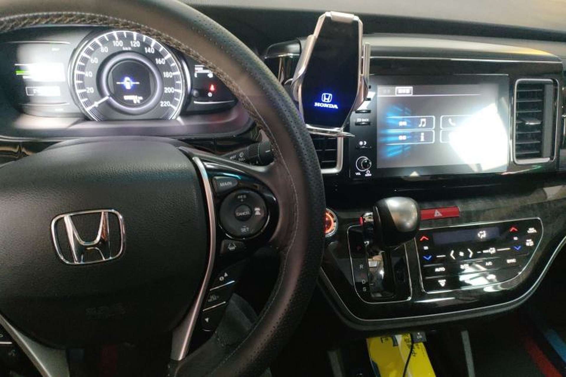 Used Honda Elysion 2019 2.0L Hybrid Luxury Edition Center Console