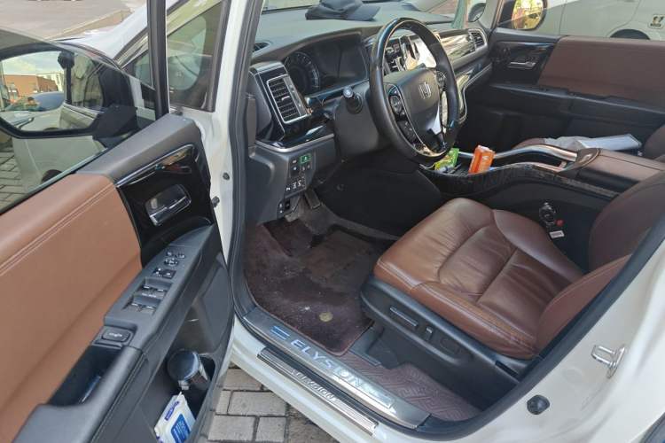 Used Honda Elysion 2019 2.0L Hybrid Supreme Edition Driver Seat
