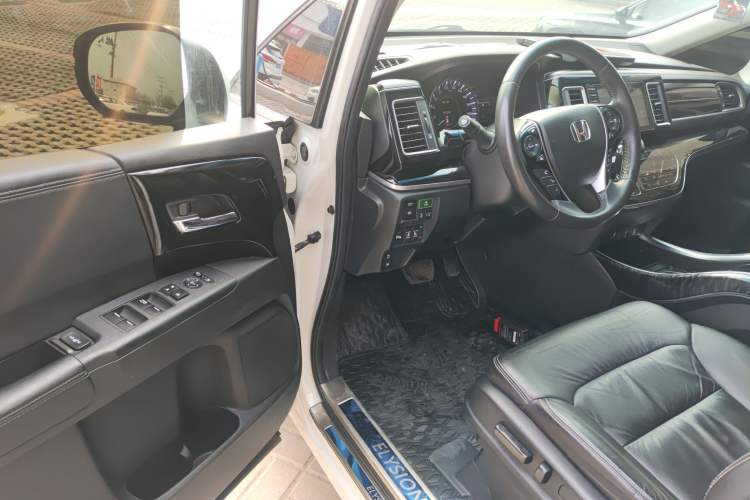 Used Honda Elysion 2019 2.0L Hybrid Luxury Edition Driver Seat