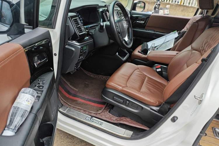 Used Honda Elysion 2019 2.0L Hybrid Supreme Edition Driver Seat