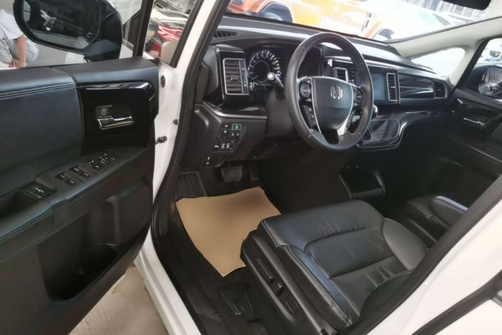 Used Honda Elysion 2019 2.0L Hybrid Luxury Edition Driver Seat