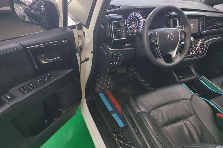 Used Honda Elysion 2019 2.0L Hybrid Supreme Edition Driver Seat