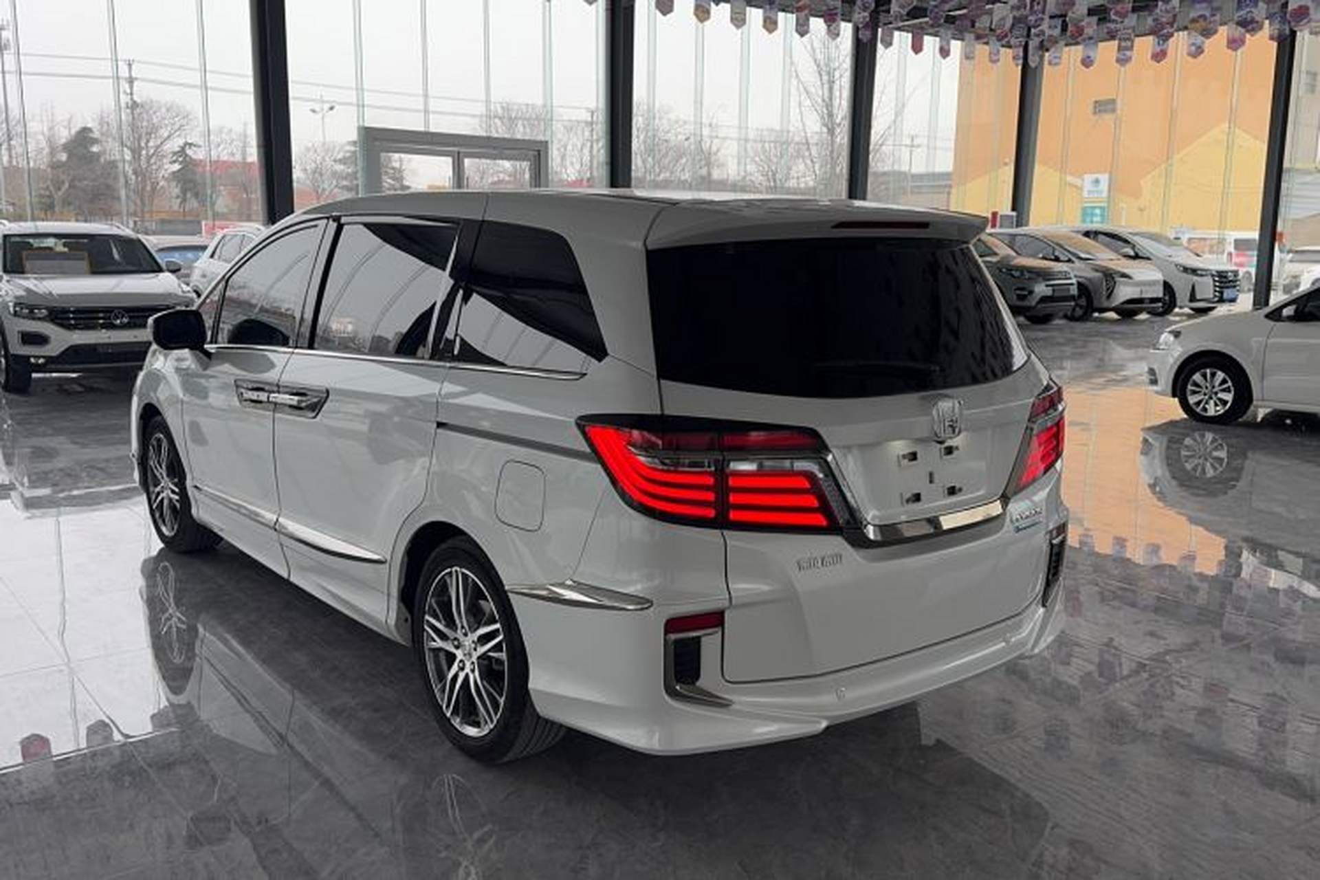 Used Honda Elysion 2019 2.0L Hybrid Luxury Edition Exterior 3