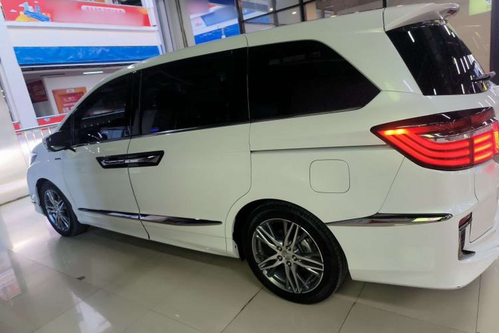 Used Honda Elysion 2019 2.0L Hybrid Supreme Edition Exterior 3