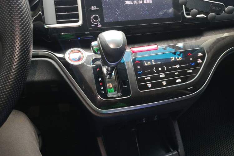 Used Honda Elysion 2019 2.0L Hybrid Supreme Edition Gear Lever