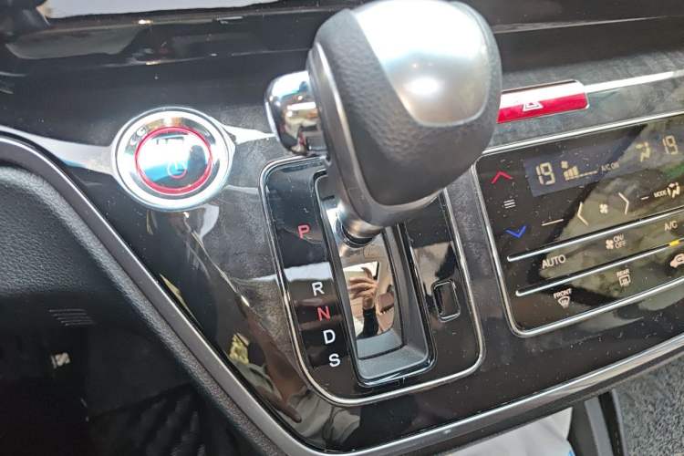 Used Honda Elysion 2019 2.0L Hybrid Supreme Edition Gear Lever