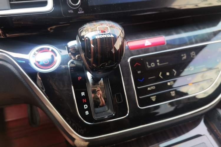 Used Honda Elysion 2019 2.0L Hybrid Luxury Edition Gear Lever