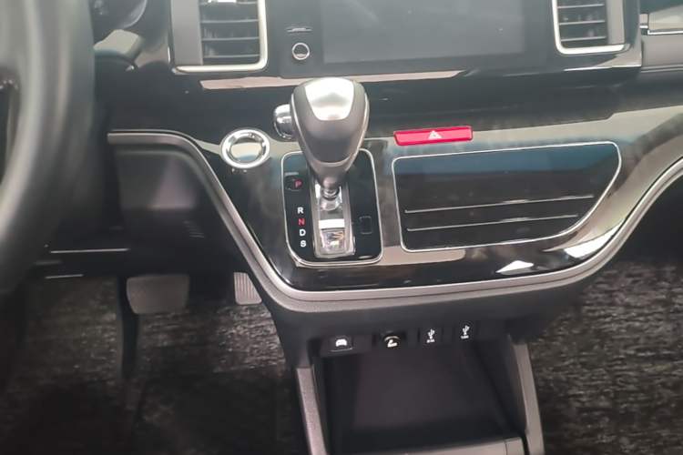 Used Honda Elysion 2019 2.0L Hybrid Luxury Edition Gear Lever