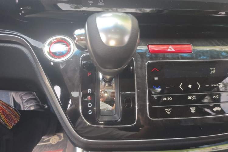 Used Honda Elysion 2019 2.0L Hybrid Supreme Edition Gear Lever