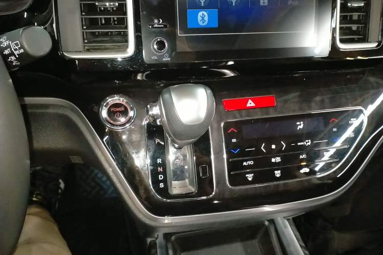 Used Honda Elysion 2019 2.0L Hybrid Luxury Edition Gear Lever