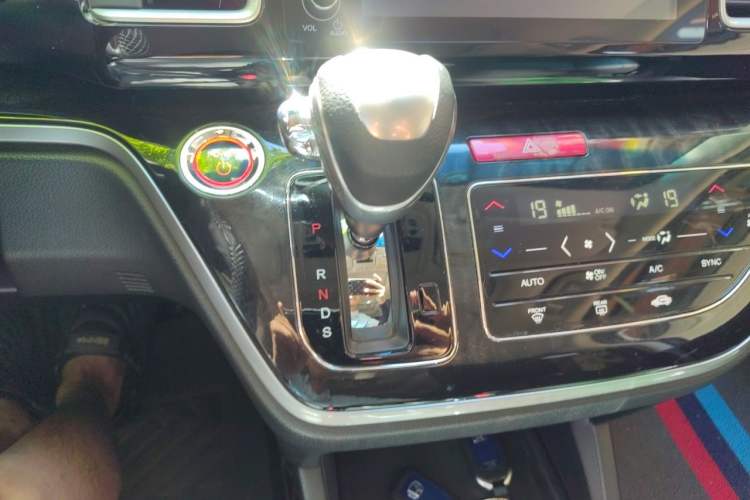 Used Honda Elysion 2019 2.0L Hybrid Comfort Edition Gear Lever
