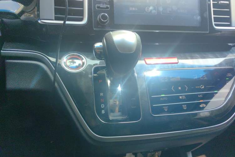 Used Honda Elysion 2019 2.0L Hybrid Supreme Edition Gear Lever