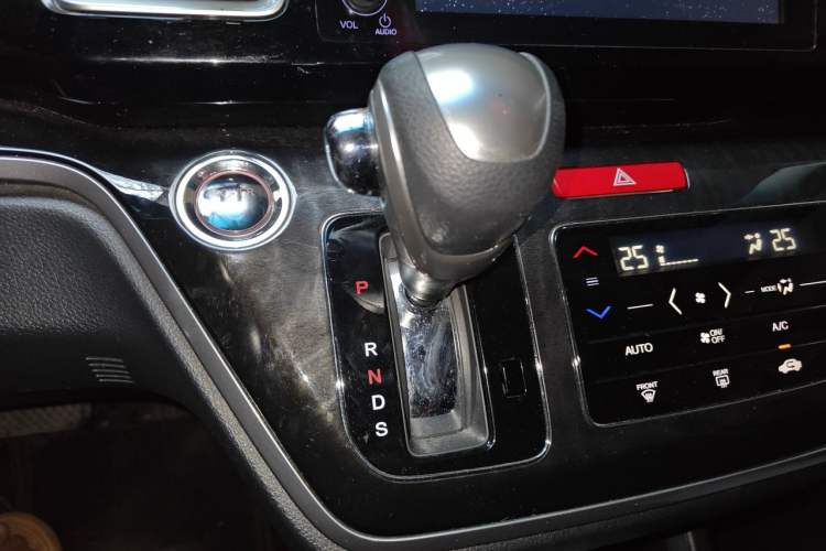 Used Honda Elysion 2019 2.0L Hybrid Luxury Edition Gear Lever