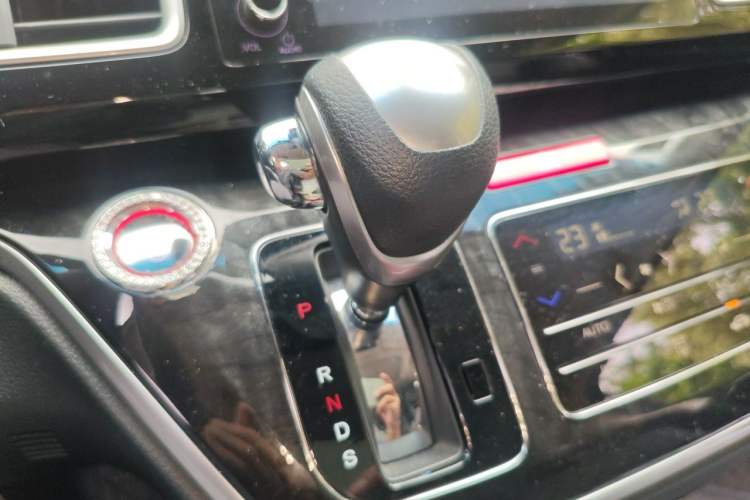 Used Honda Elysion 2019 2.0L Hybrid Luxury Edition Gear Lever