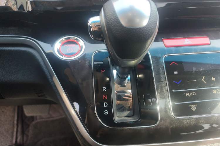 Used Honda Elysion 2019 2.0L Hybrid Supreme Edition Gear Lever
