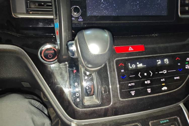 Used Honda Elysion 2019 2.0L Hybrid Supreme Edition Gear Lever