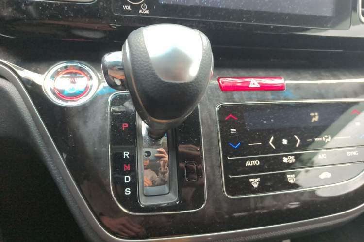 Used Honda Elysion 2019 2.0L Hybrid Supreme Edition Gear Lever