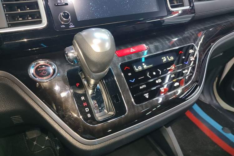 Used Honda Elysion 2019 2.0L Hybrid Supreme Edition Gear Lever