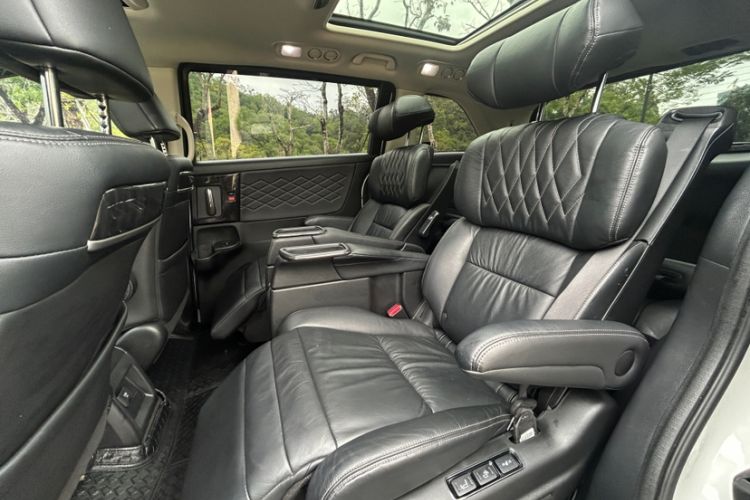 Used Honda Elysion 2019 2.0L Hybrid Supreme Edition Interior 2