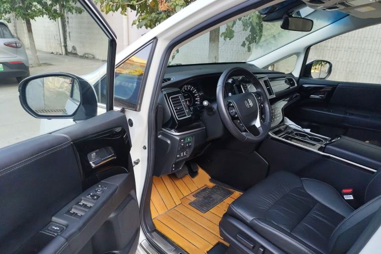 Used Honda Elysion 2019 2.0L Hybrid Luxury Edition Interior 3