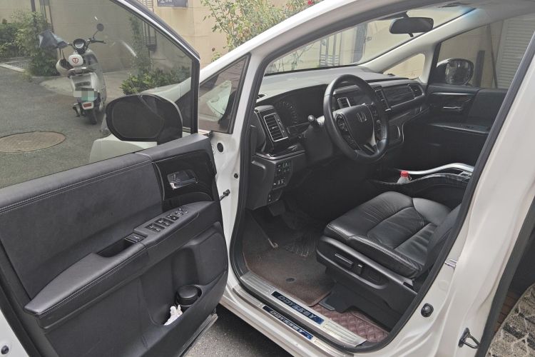 Used Honda Elysion 2019 2.0L Hybrid Luxury Edition Interior 3