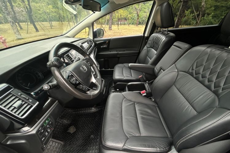 Used Honda Elysion 2019 2.0L Hybrid Supreme Edition Interior 3