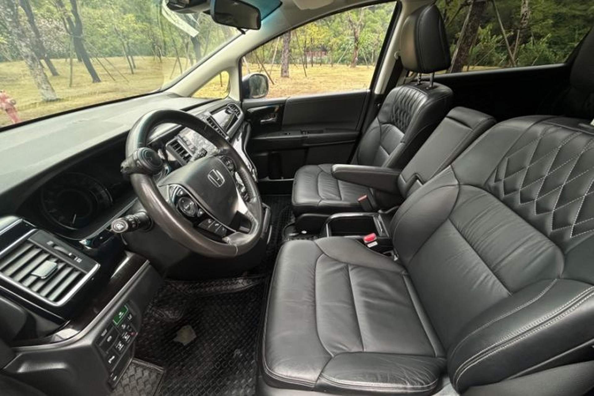 Used Honda Elysion 2019 2.0L Hybrid Supreme Edition Interior 3