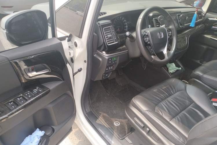 Used Honda Elysion 2019 2.0L Hybrid Luxury Edition Interior 3