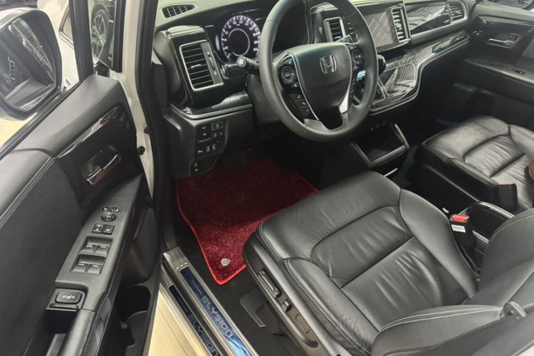 Used Honda Elysion 2019 2.0L Hybrid Luxury Edition Interior 3
