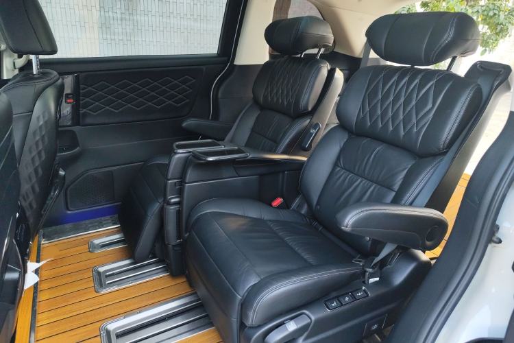 Used Honda Elysion 2019 2.0L Hybrid Luxury Edition Interior 4