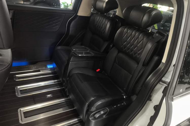 Used Honda Elysion 2019 2.0L Hybrid Luxury Edition Interior 4