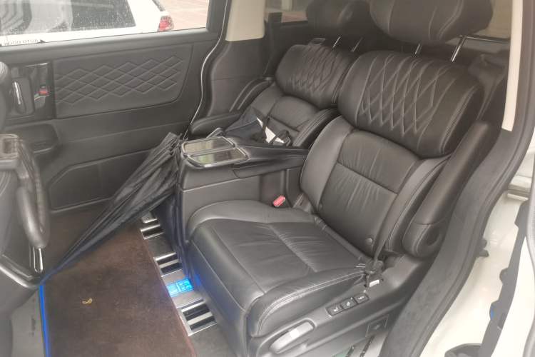 Used Honda Elysion 2019 2.0L Hybrid Luxury Edition Interior 4
