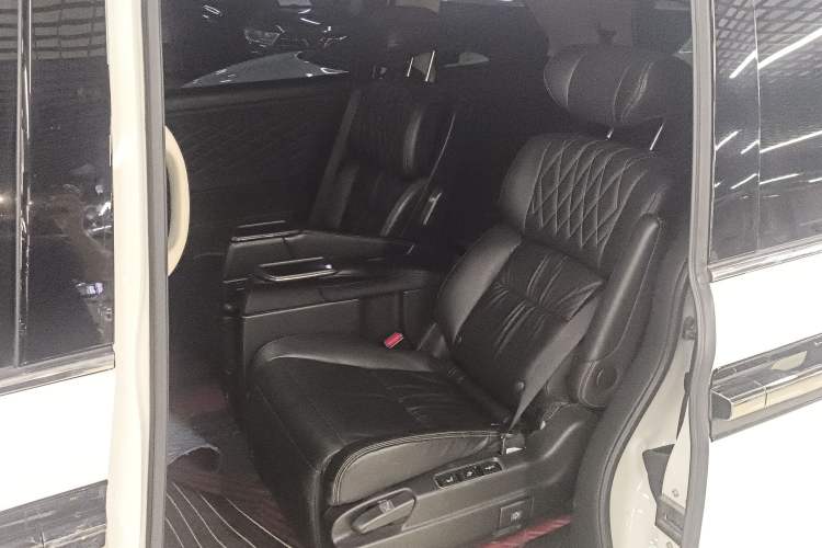 Used Honda Elysion 2019 2.0L Hybrid Luxury Edition Interior 4